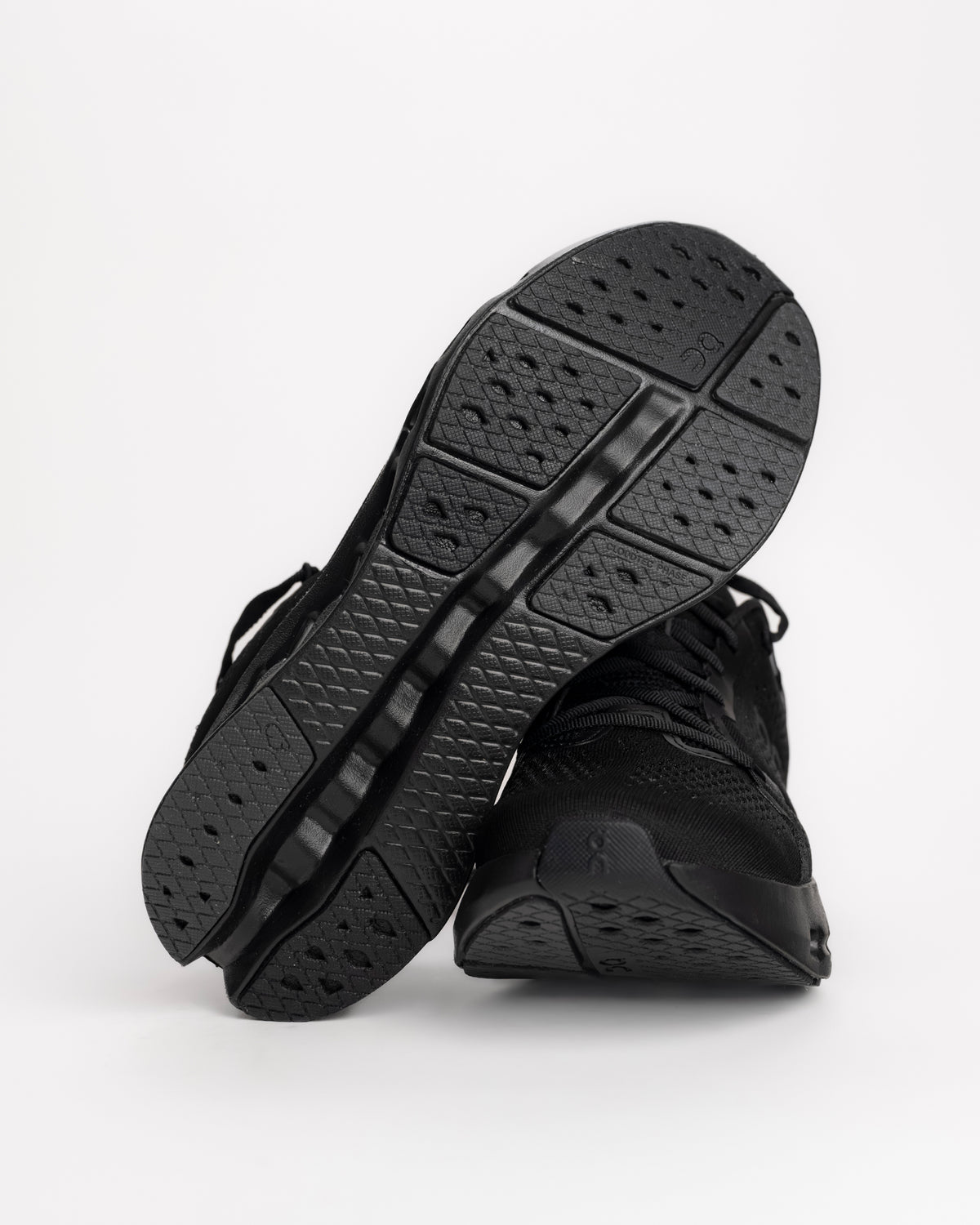 The On Cloudsurfer 2 is engineered to deliver an effortlessly smooth running experience. Designed with refined CloudTec® cushioning and a reimagined geometry, this road running shoe creates fluid transitions from heel strike to toe-off, helping your stride feel natural and uninterrupted.