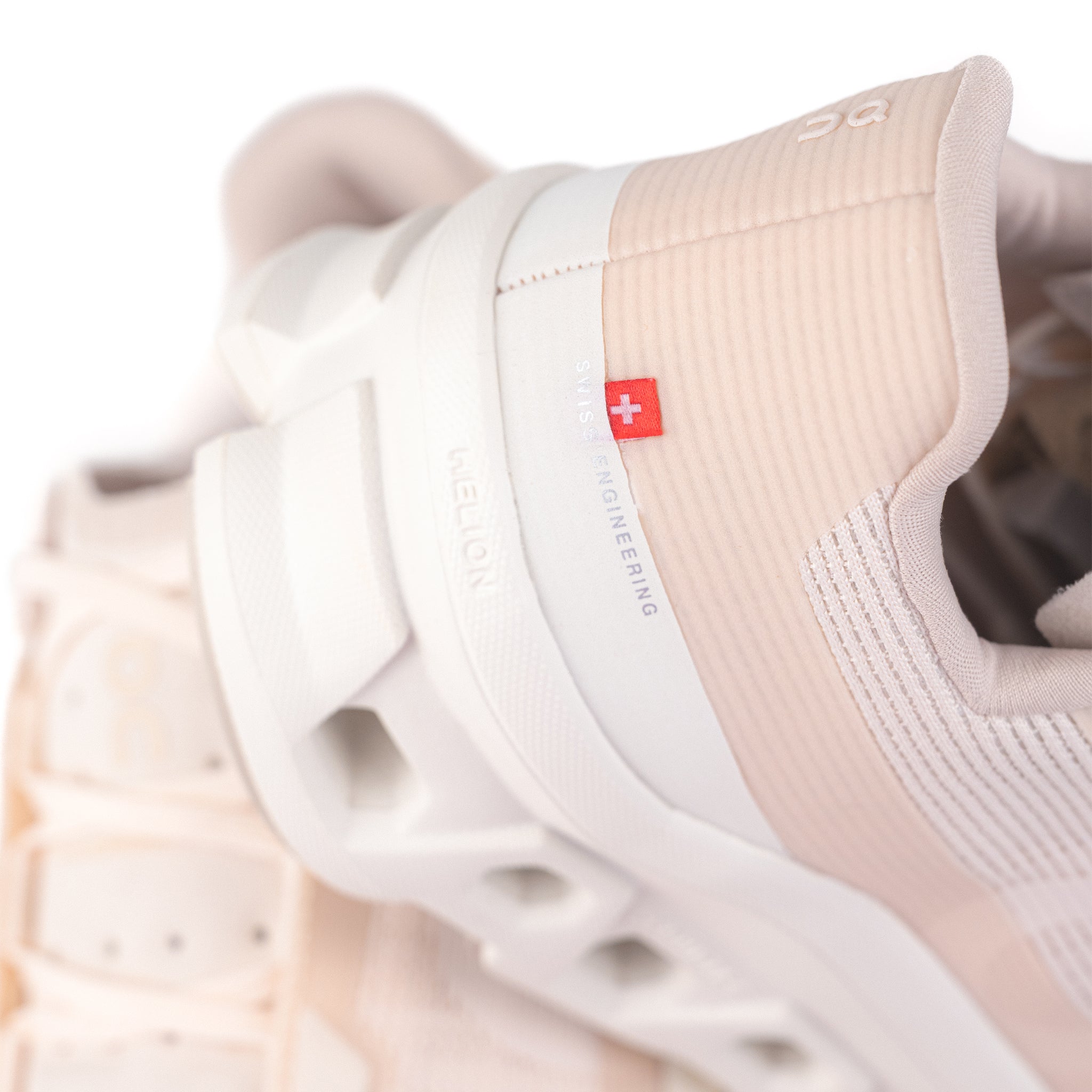 ALMONDWalks on Water 9’4″ On Cloudmonster Void Womens Running Shoes Ivory Wolf