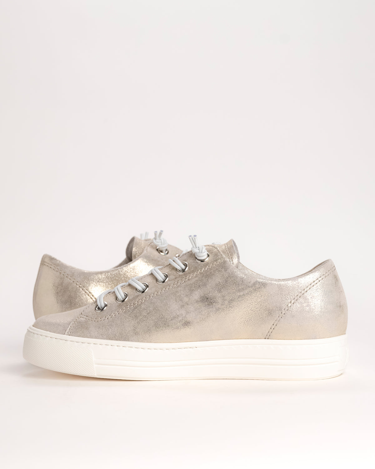 The Paul Green Hadley is the answer for anyone who wants the look of a crisp lace-up sneaker without the hassle of actually tying them. This specific 4081-038P model is a standout, featuring a sophisticated Mineral Metallic leather finish that adds a subtle shimmer to your everyday rotation. It’s designed with a "Super Soft" construction, utilizing premium calfskin and a flexible, lightweight platform sole that makes it feel less like a heavy sneaker and more like a tailored essential.