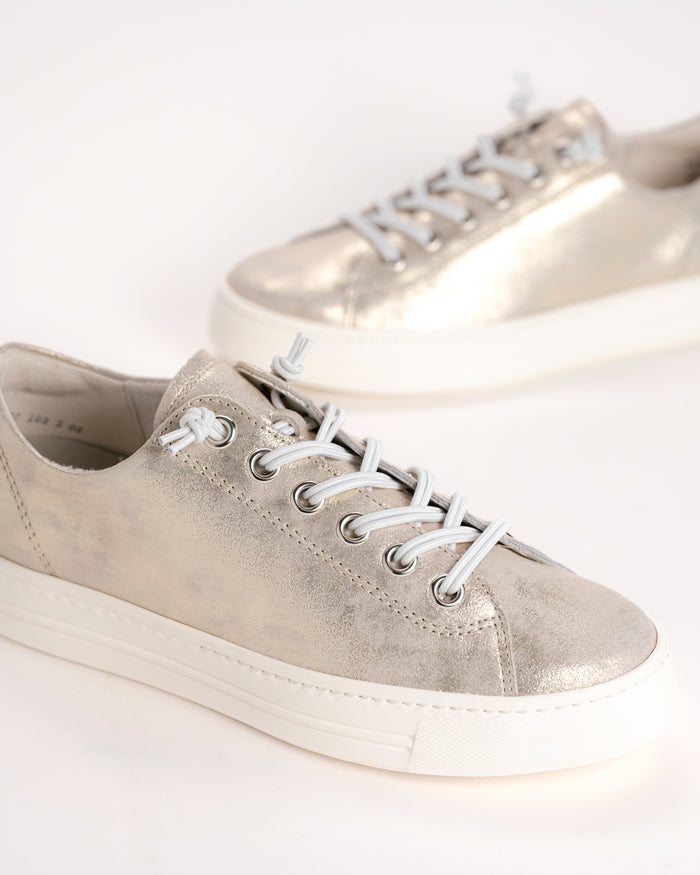 The Paul Green Hadley is the answer for anyone who wants the look of a crisp lace-up sneaker without the hassle of actually tying them. This specific 4081-038P model is a standout, featuring a sophisticated Mineral Metallic leather finish that adds a subtle shimmer to your everyday rotation. It’s designed with a "Super Soft" construction, utilizing premium calfskin and a flexible, lightweight platform sole that makes it feel less like a heavy sneaker and more like a tailored essential.