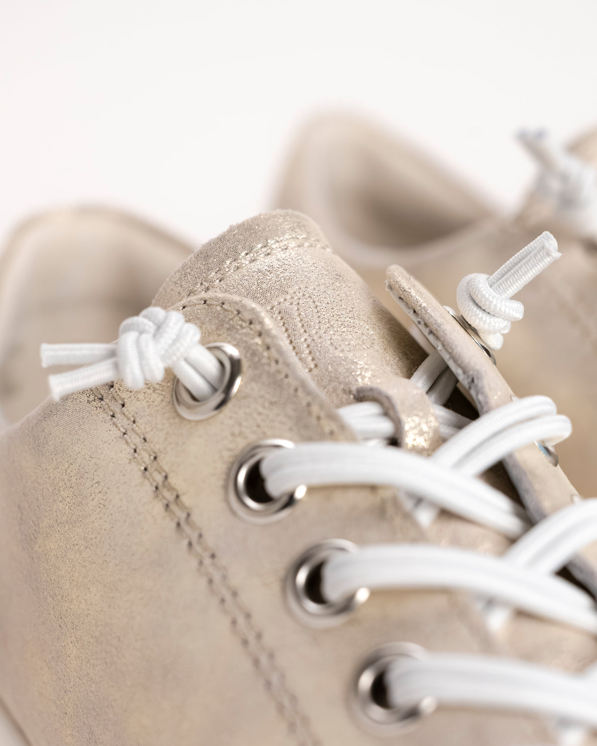 The Paul Green Hadley is the answer for anyone who wants the look of a crisp lace-up sneaker without the hassle of actually tying them. This specific 4081-038P model is a standout, featuring a sophisticated Mineral Metallic leather finish that adds a subtle shimmer to your everyday rotation. It’s designed with a "Super Soft" construction, utilizing premium calfskin and a flexible, lightweight platform sole that makes it feel less like a heavy sneaker and more like a tailored essential.