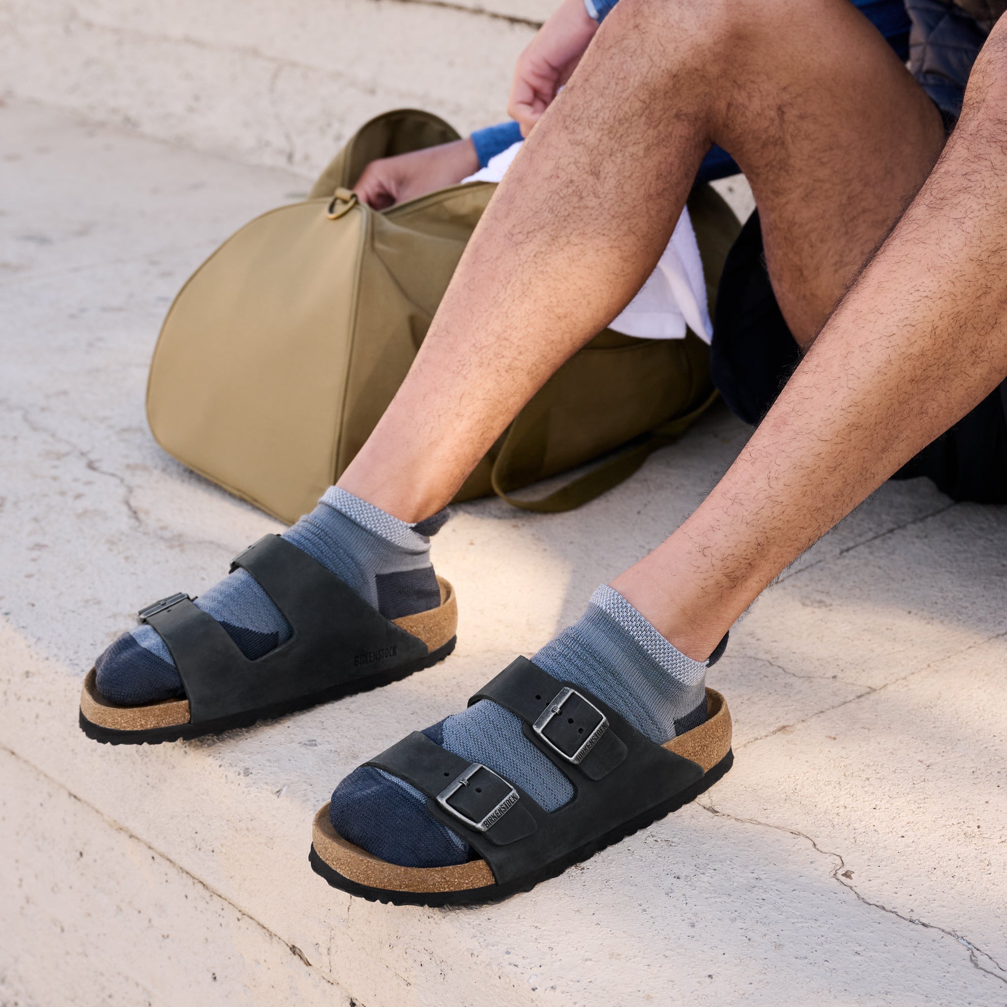 BIRKENSTOCK ARIZONA UNISEX SANDAL IN BLACK OIL LEATHER – Plaza