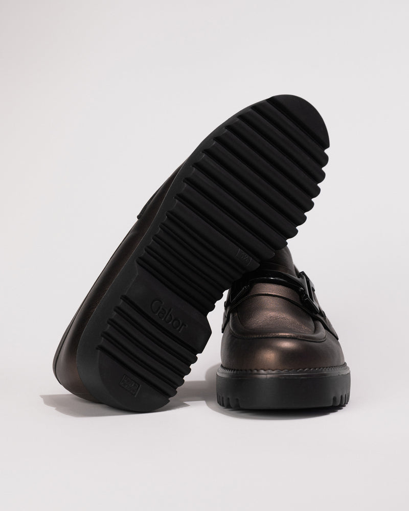 Bottom view of the chunky sole ridges 