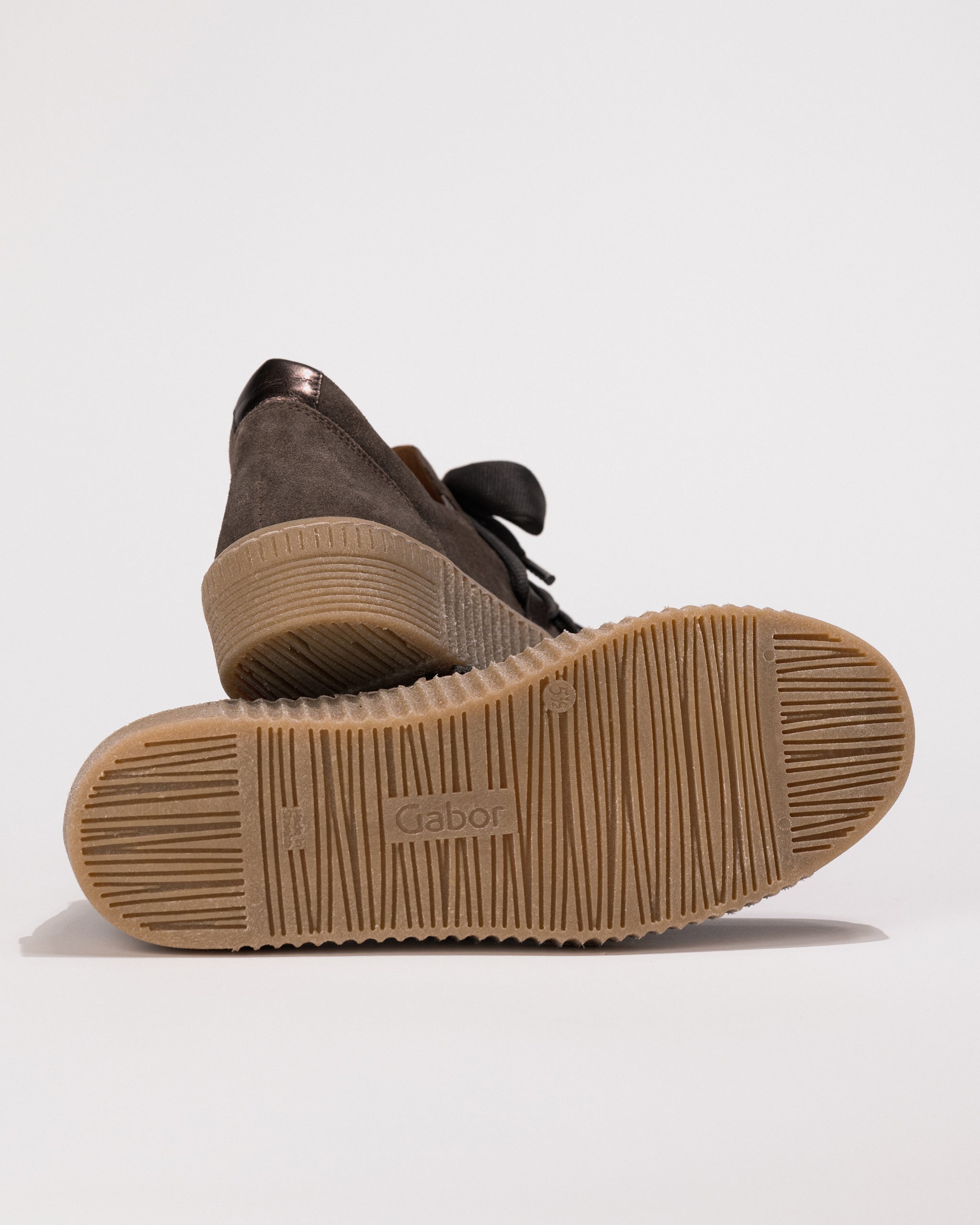 ヴァージン・スローター('77米/ニュージーランド) Gabor Big Lace Sneaker 73.333.18 in Mohair Suede – Women's Comfort