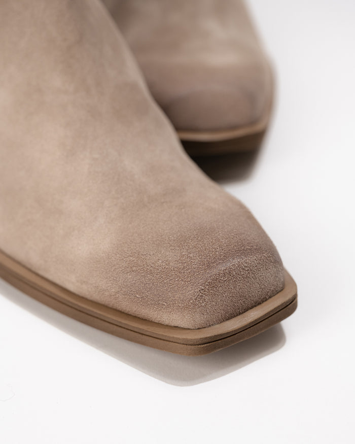 Front 3/4 view of Gabor 75.910 women’s western boot with classic toe shape