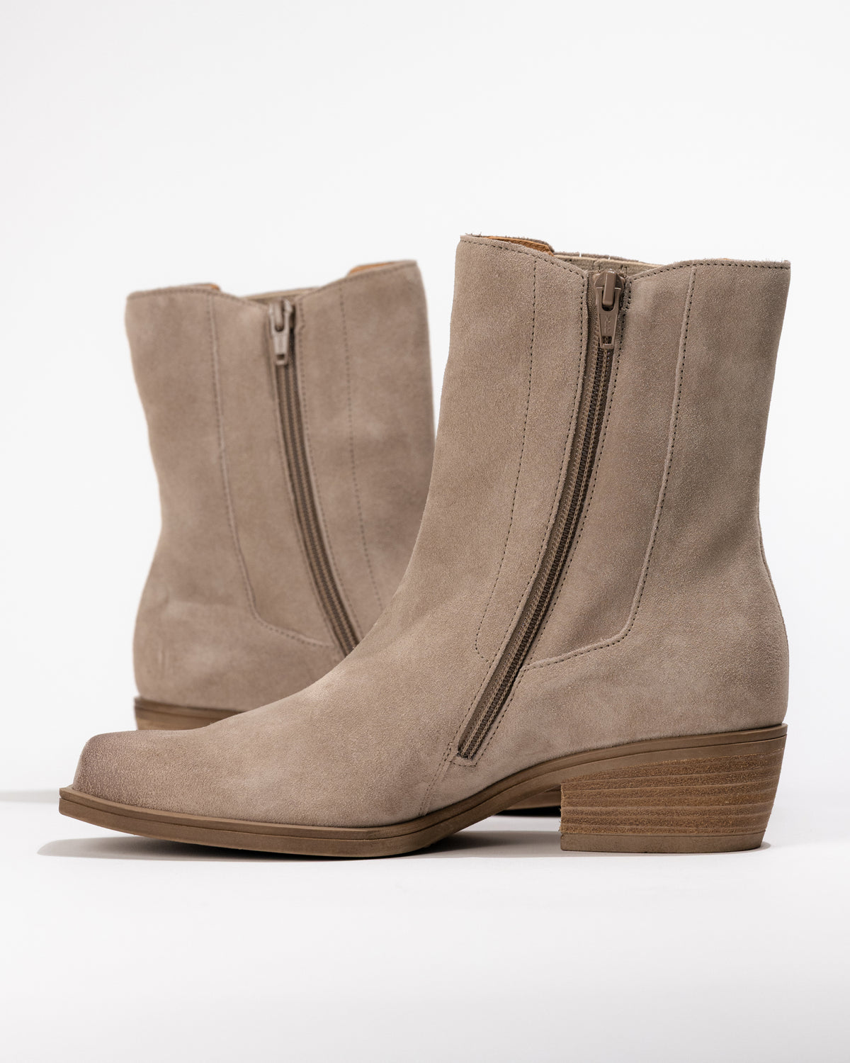 Side view of Gabor 75.910 Western Boot showing the side zip closure