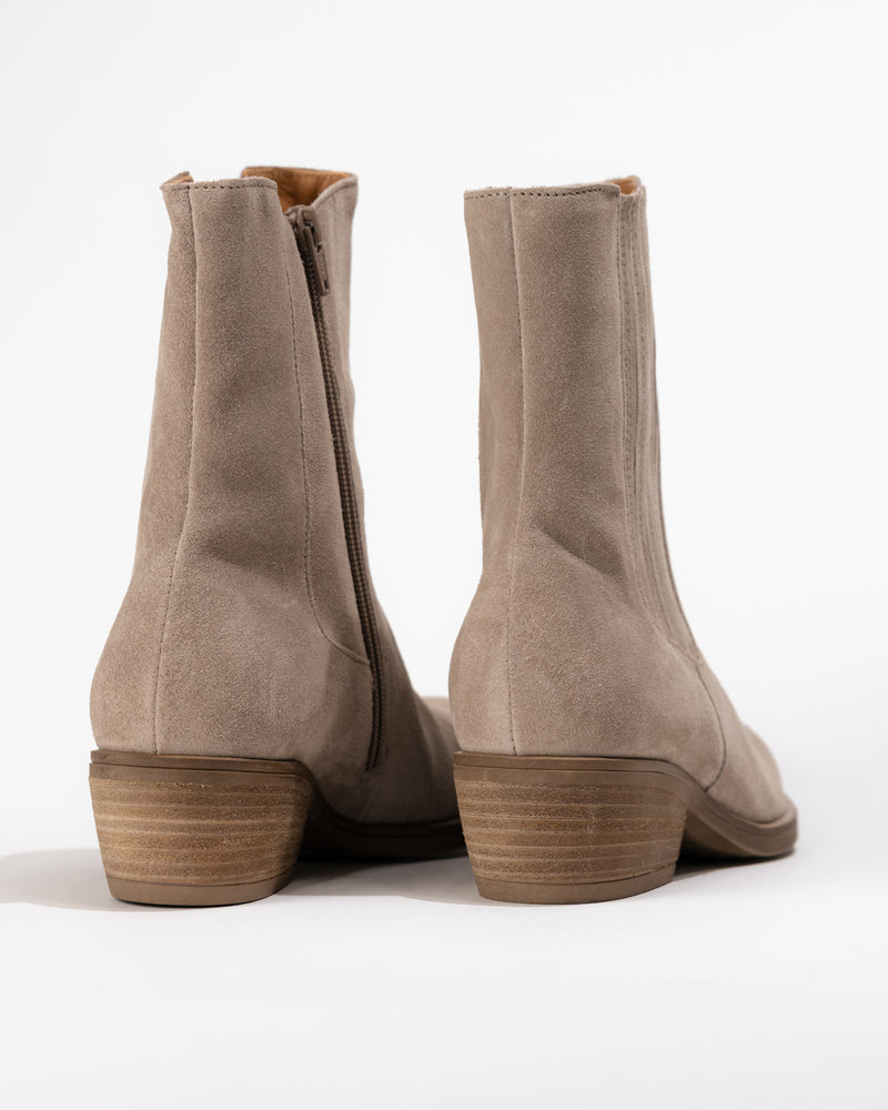 Heel detail of Gabor 75.910 Western Boot showcasing heel height and finish