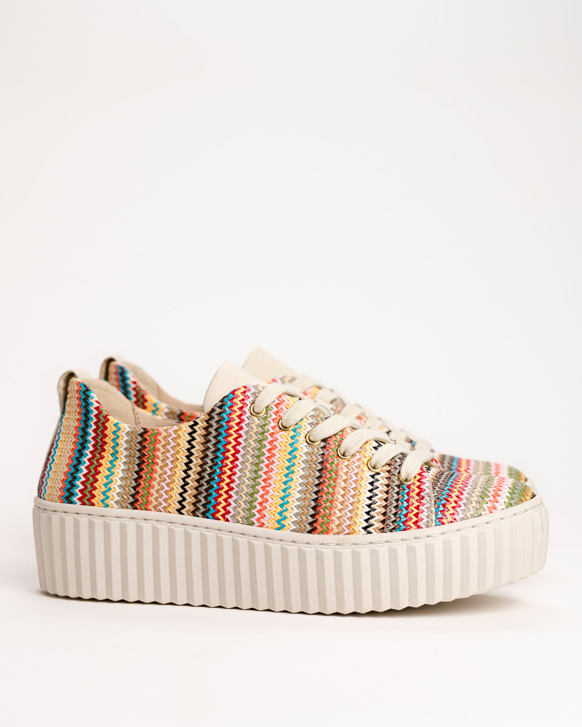 The Gabor Lamia 82.205.40 is a high-fashion take on the classic low-top trainer, designed to be the centerpiece of any summer outfit. This 83.205.40 model features a vibrant, multicolor raffia upper that offers a unique tactile texture rarely seen in athletic footwear. By blending sporty lines, artisanal materials, and comfort technology, Gabor has created a "sporty elegance" that works just as well for a garden party as it does for a city walk.