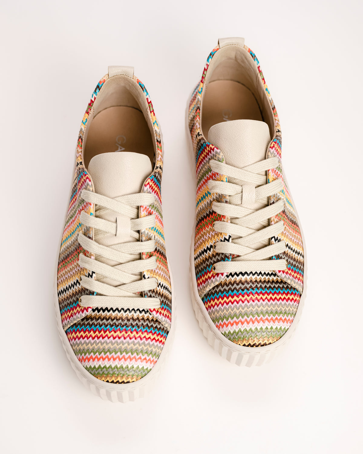 The Gabor Lamia 82.205.40 is a high-fashion take on the classic low-top trainer, designed to be the centerpiece of any summer outfit. This 83.205.40 model features a vibrant, multicolor raffia upper that offers a unique tactile texture rarely seen in athletic footwear. By blending sporty lines, artisanal materials, and comfort technology, Gabor has created a "sporty elegance" that works just as well for a garden party as it does for a city walk.