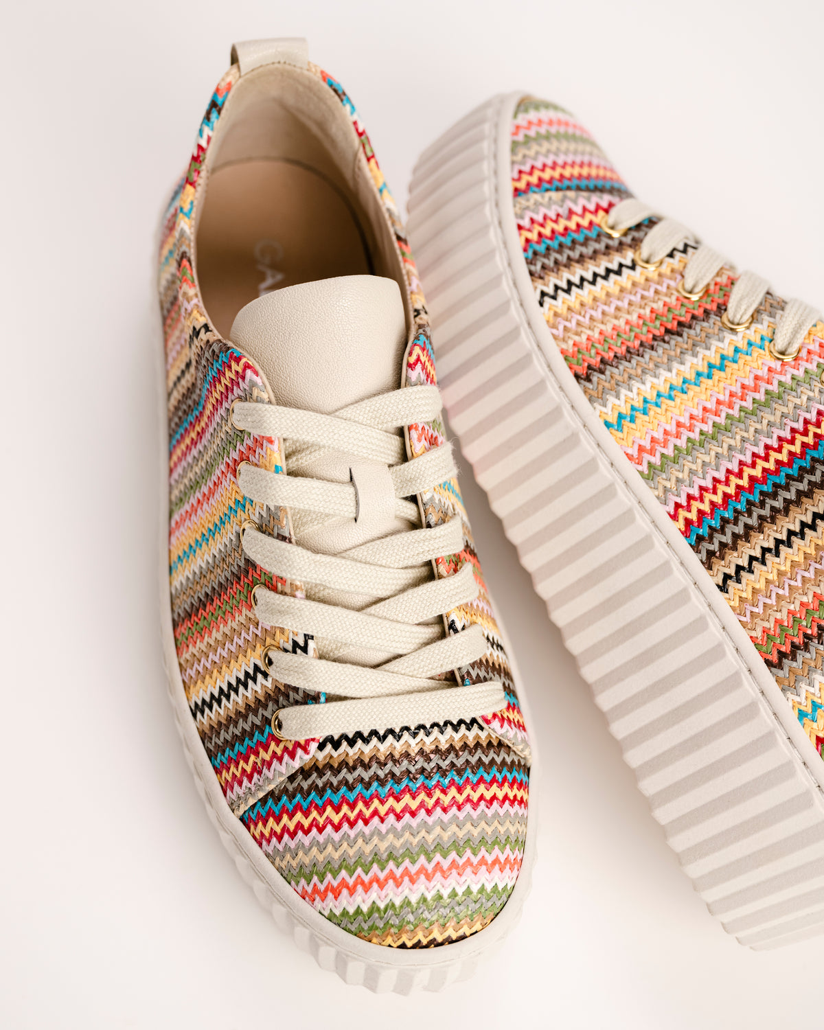 The Gabor Lamia 82.205.40 is a high-fashion take on the classic low-top trainer, designed to be the centerpiece of any summer outfit. This 83.205.40 model features a vibrant, multicolor raffia upper that offers a unique tactile texture rarely seen in athletic footwear. By blending sporty lines, artisanal materials, and comfort technology, Gabor has created a "sporty elegance" that works just as well for a garden party as it does for a city walk.