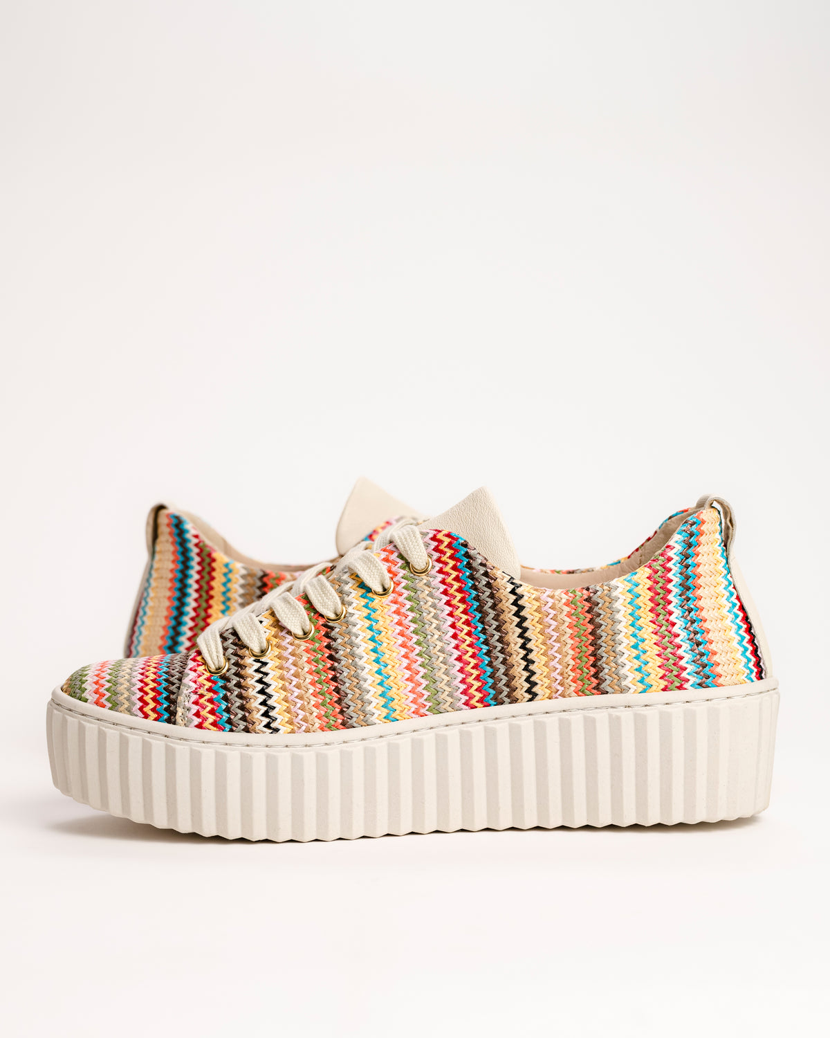 The Gabor Lamia 82.205.40 is a high-fashion take on the classic low-top trainer, designed to be the centerpiece of any summer outfit. This 83.205.40 model features a vibrant, multicolor raffia upper that offers a unique tactile texture rarely seen in athletic footwear. By blending sporty lines, artisanal materials, and comfort technology, Gabor has created a "sporty elegance" that works just as well for a garden party as it does for a city walk.