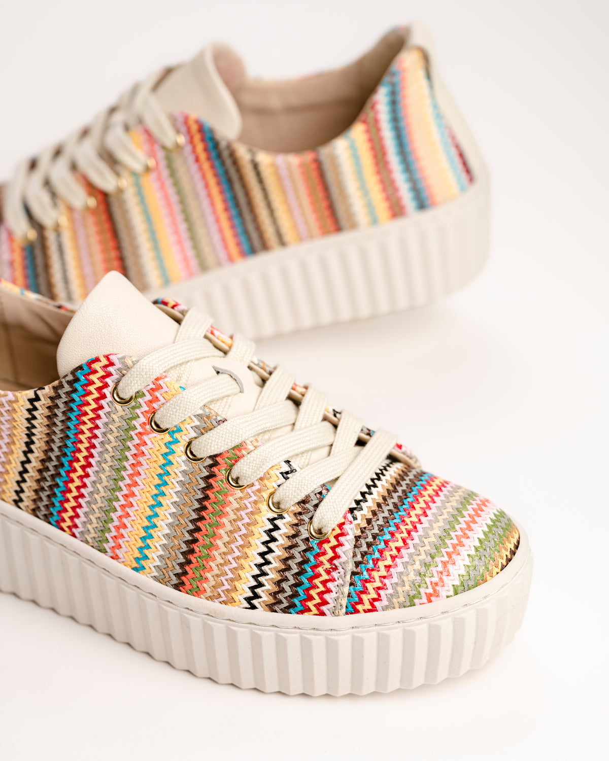 The Gabor Lamia 82.205.40 is a high-fashion take on the classic low-top trainer, designed to be the centerpiece of any summer outfit. This 83.205.40 model features a vibrant, multicolor raffia upper that offers a unique tactile texture rarely seen in athletic footwear. By blending sporty lines, artisanal materials, and comfort technology, Gabor has created a "sporty elegance" that works just as well for a garden party as it does for a city walk.