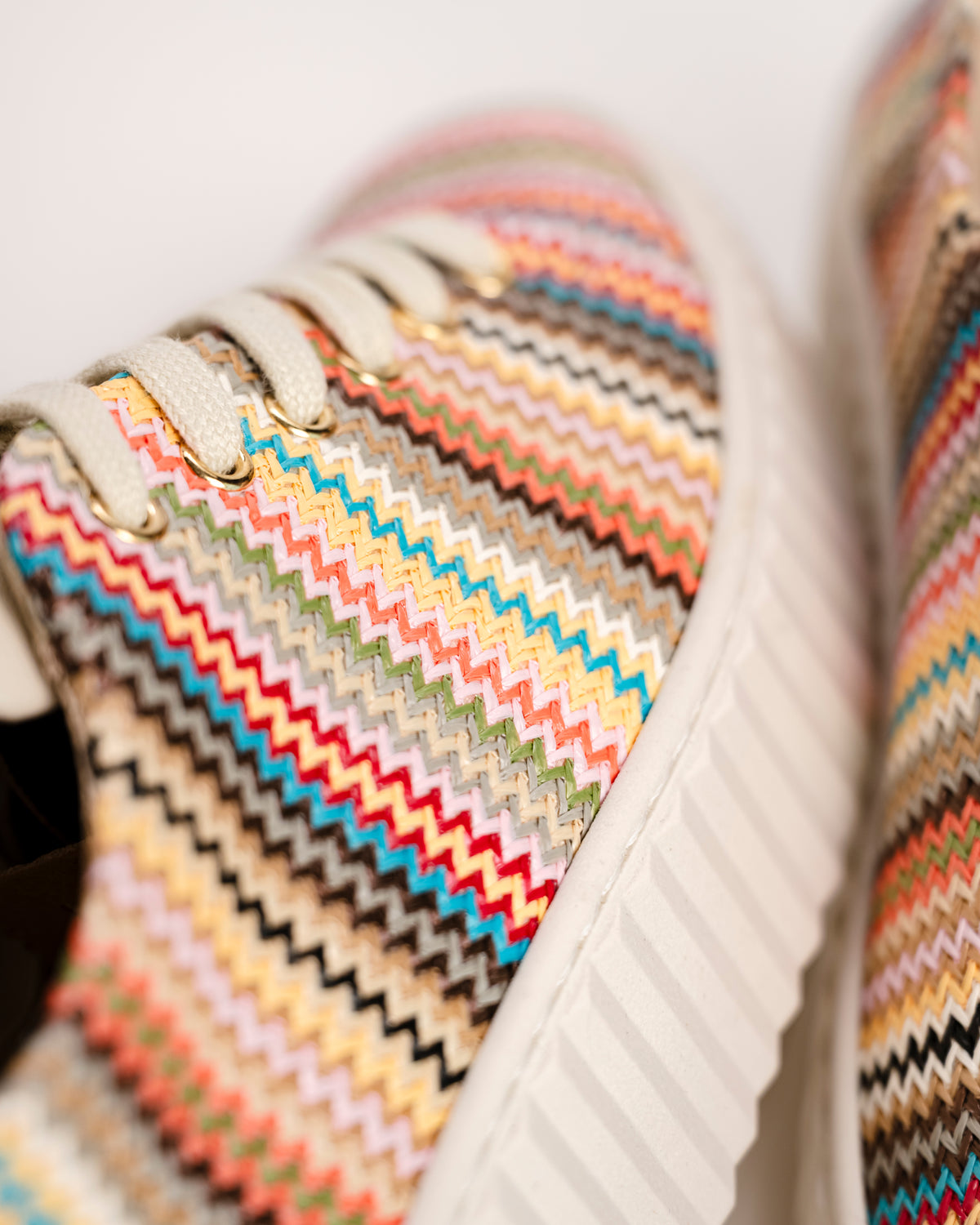 The Gabor Lamia 82.205.40 is a high-fashion take on the classic low-top trainer, designed to be the centerpiece of any summer outfit. This 83.205.40 model features a vibrant, multicolor raffia upper that offers a unique tactile texture rarely seen in athletic footwear. By blending sporty lines, artisanal materials, and comfort technology, Gabor has created a "sporty elegance" that works just as well for a garden party as it does for a city walk.