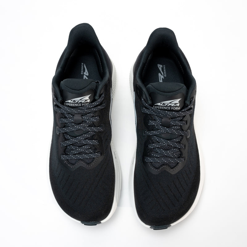 Overhead view of women’s Altra Experience Form, featuring FootShape™ fit.