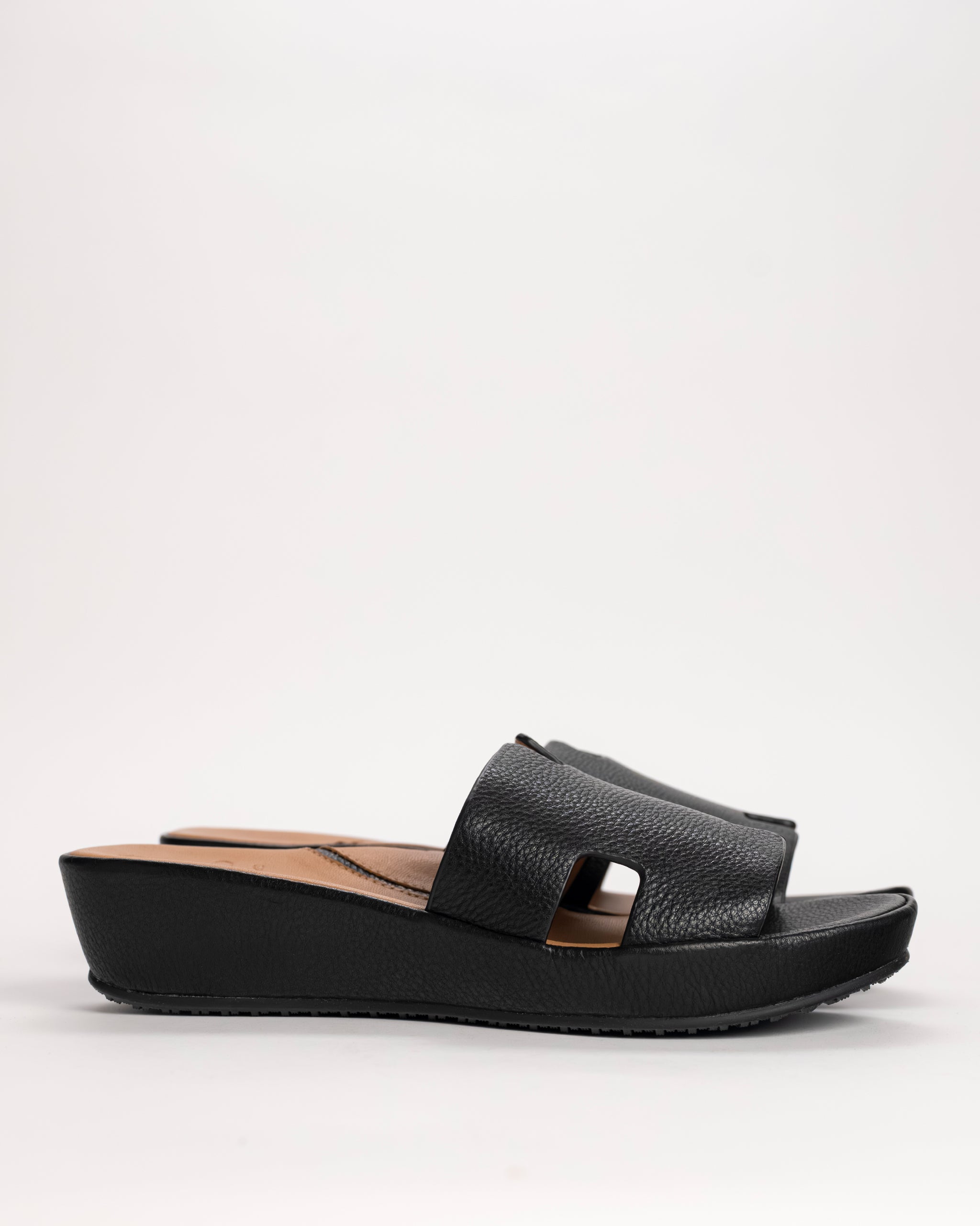 L'Amour Des Pieds Catiana Leather Slide Sandal in Black – Plaza