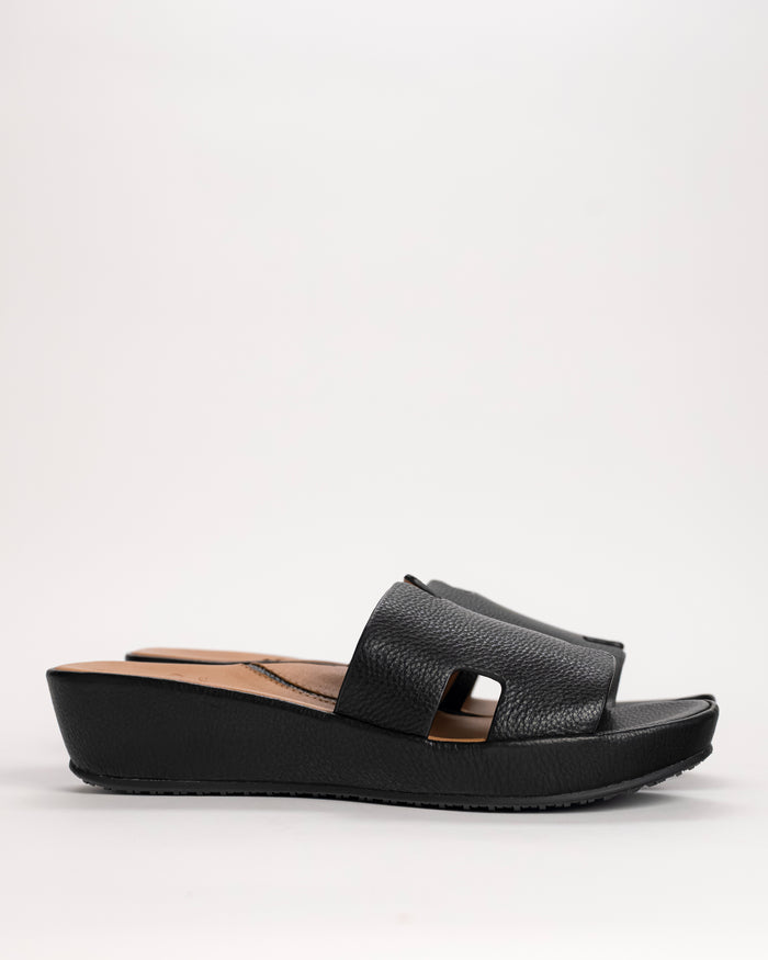 L’Amour Des Pieds Catian Slide sandal in black leather, side view on white background