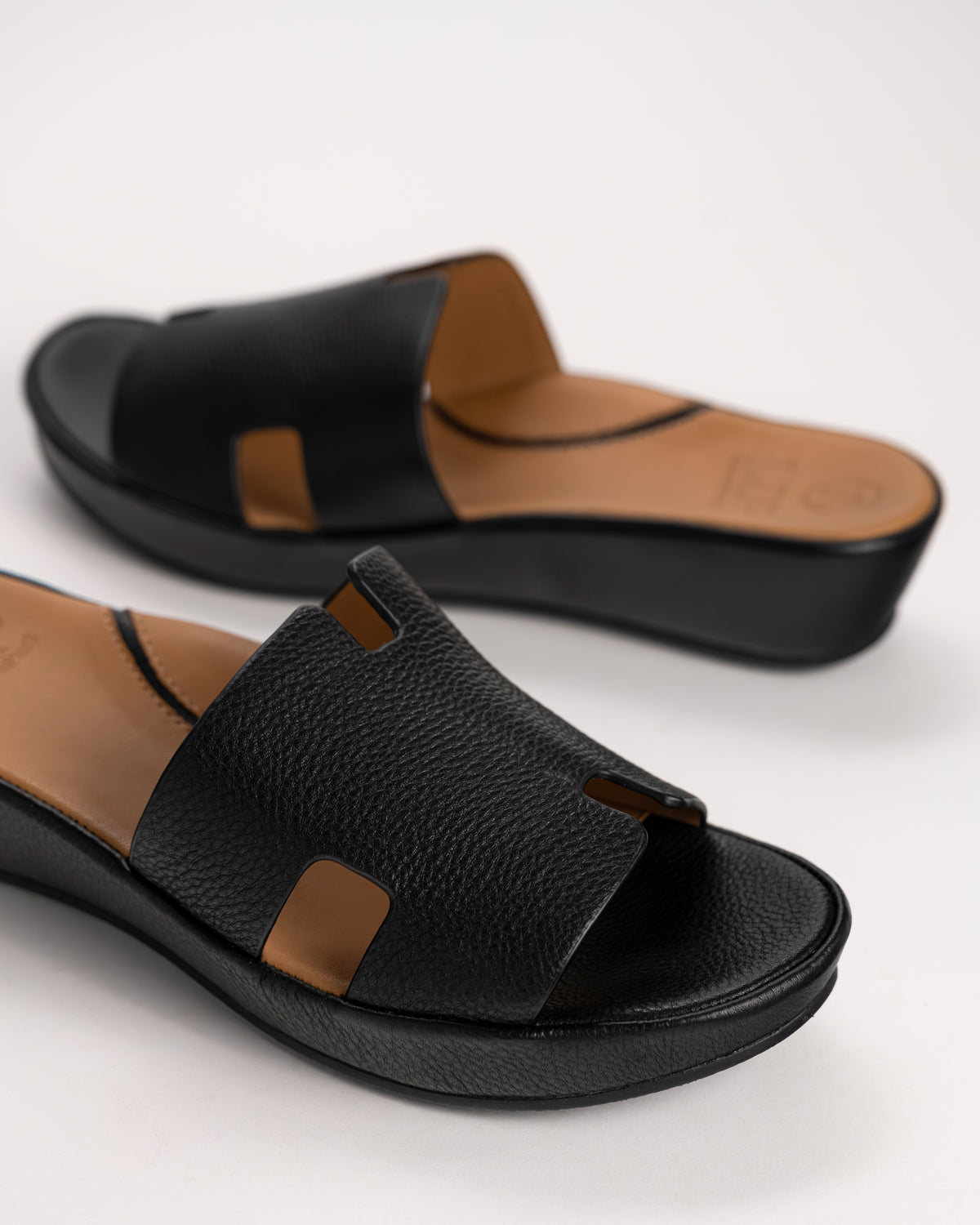 Upper "H" leather detail on the L’Amour Des Pieds Catian Slide sandal in black leather