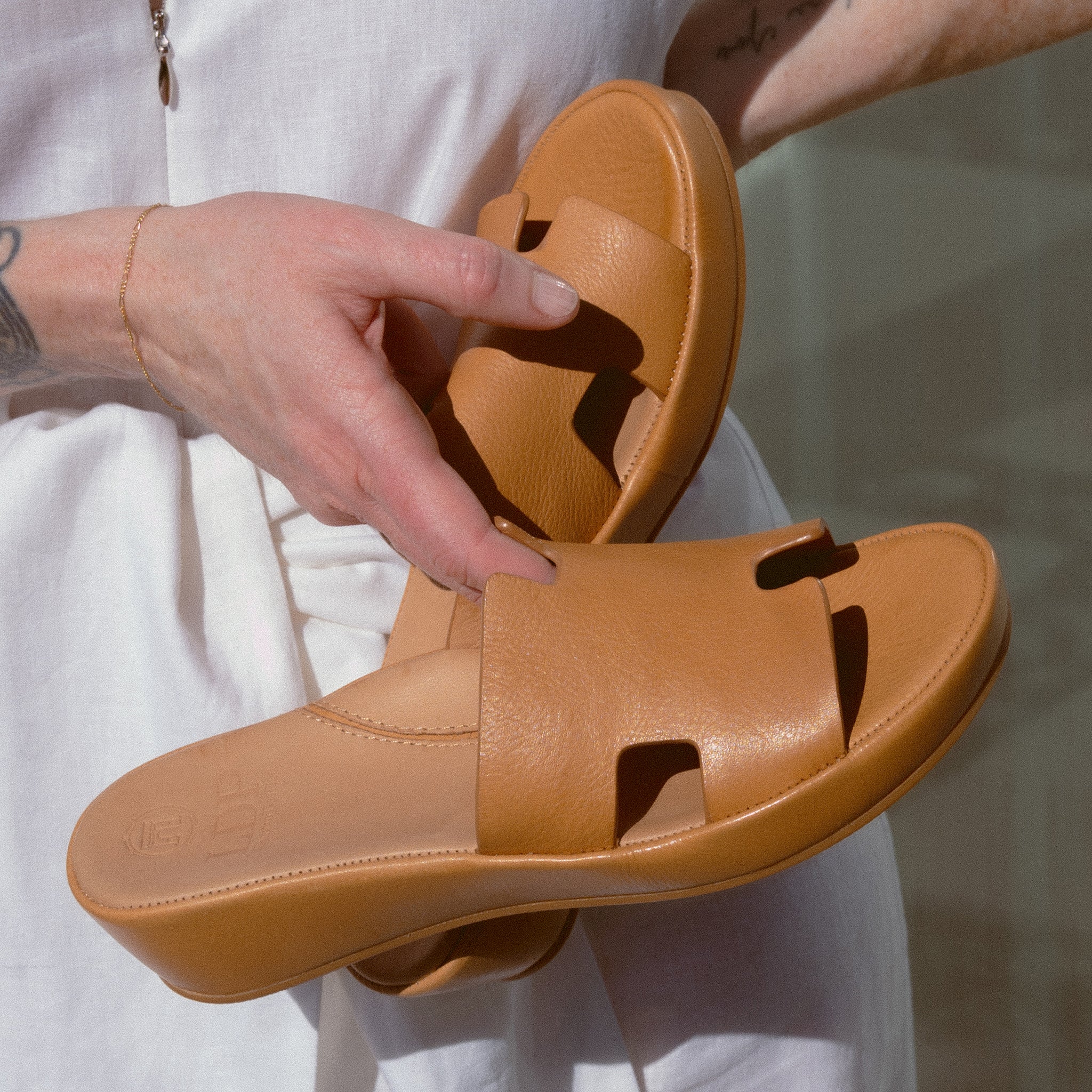 L'Amour Des Pieds Catiana Leather Slide Sandal in Lion – Plaza