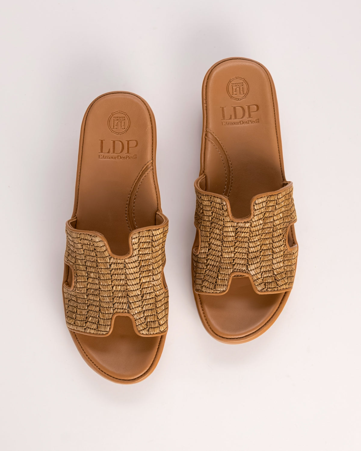 Top view of L’Amour Des Pieds Catian Slide in woven raffia showing natual textured upper.