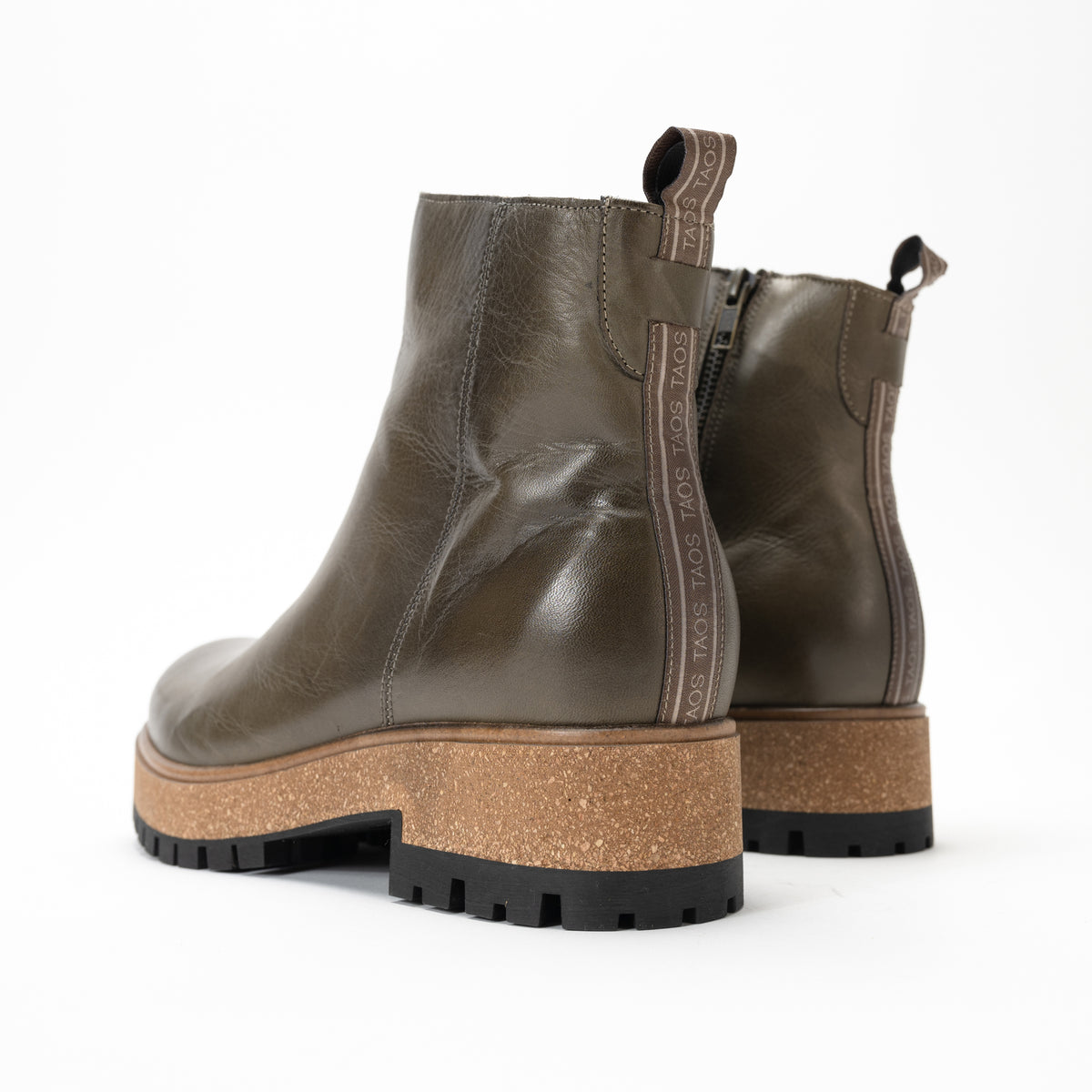 Lightweight platform midsole and durable rubber sole of Taos Downtown Boot. Detail view of the stylish logo ribbon detail up the back of the boot.