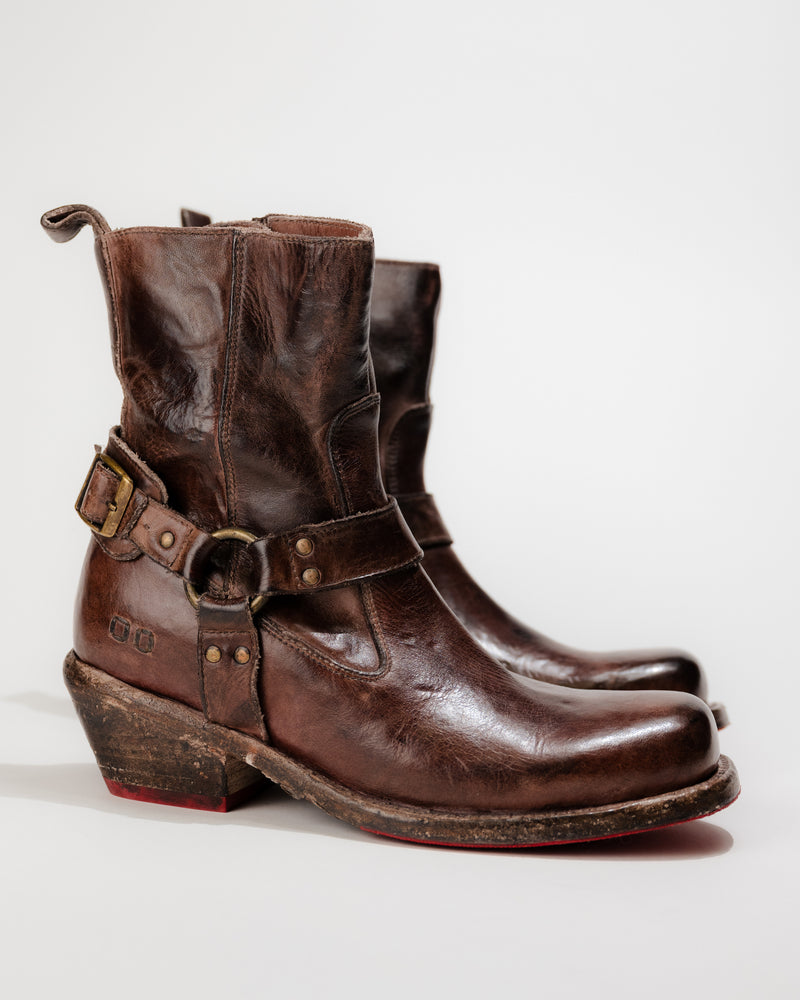 Side view of Bed|Stü Homage Boot in teak leather showing square toe and harness strap detail