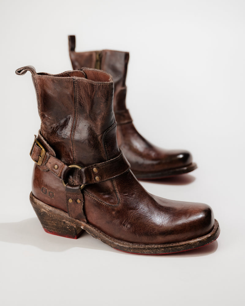 Front 3/4 view of Bed|Stü Homage women’s leather ankle boot highlighting stitching and side zipper