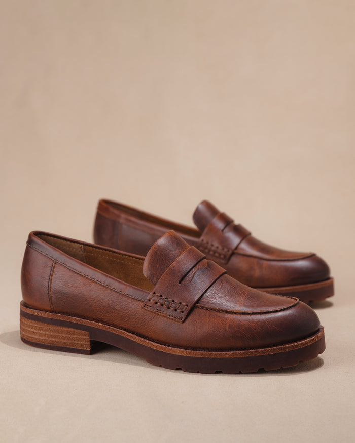 Front 3/4 view showing full profile of the Women's Kork-Ease Carlisle loafer