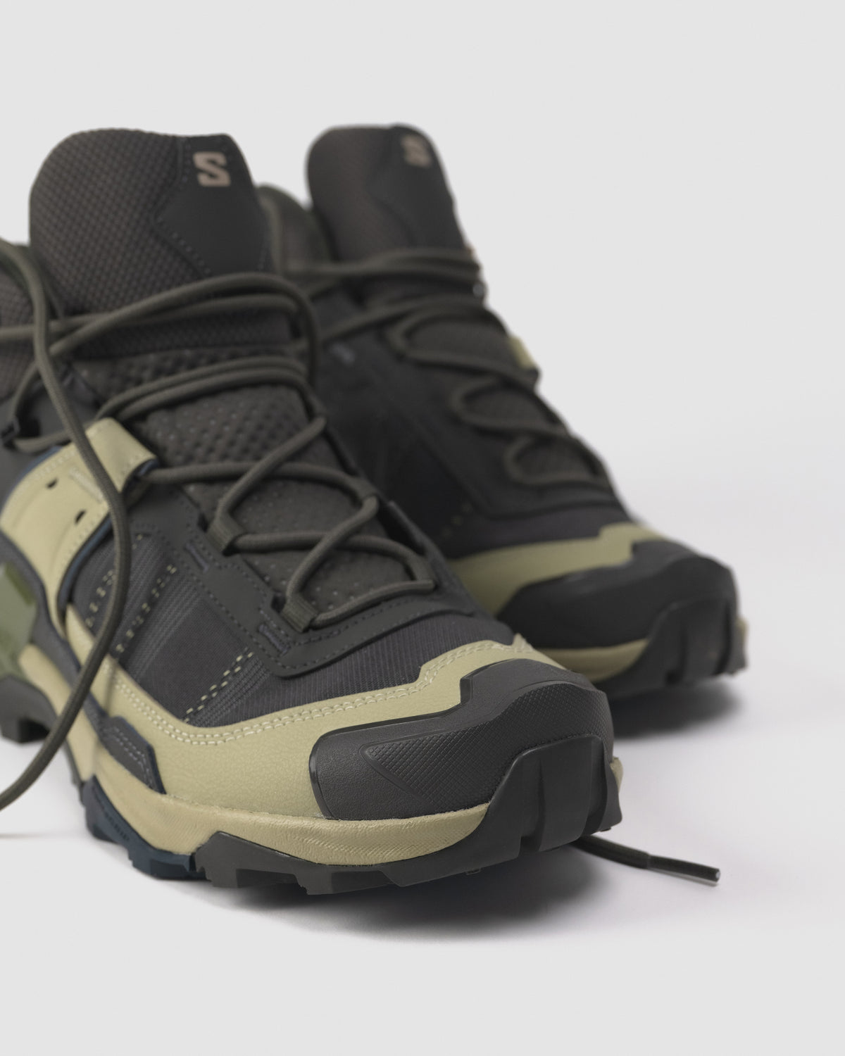 Detail view of the reinforced toe cap view of the Men’s Salomon X ULTRA 5 MID GORE-TEX hiking boots. 