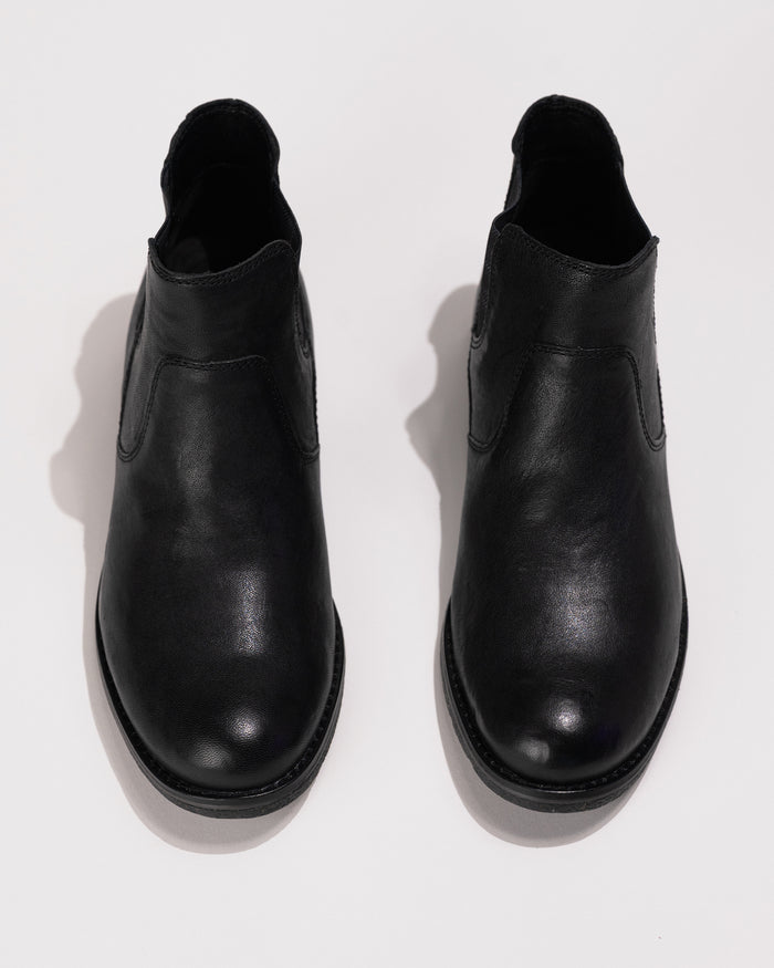 Women's Aetrex Kaylee Arch Support Chelsea Boot in Black Leather