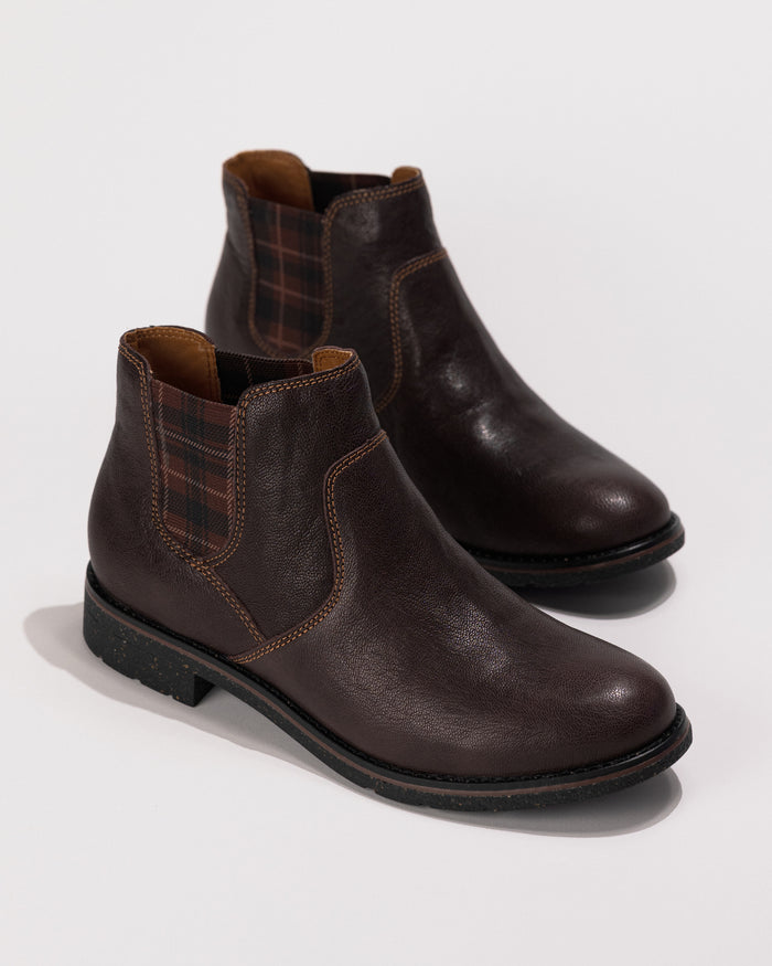 Overhead side angle highlighting the boot opening and footbed design