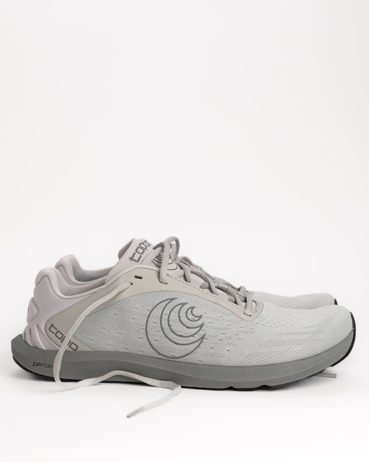 The Topo ST-6 is built for the runner who prefers a "less is more" approach. It’s the most minimalist model in Topo’s road lineup, sitting on a low-profile 14mm platform with absolutely zero drop from heel to toe. This design is all about promoting a natural, grounded gait while providing just enough ZipFoam™ cushioning to take the sting out of the pavement. If you’re looking for a shoe that lets your foot move exactly how it was meant to, this is a top contender.