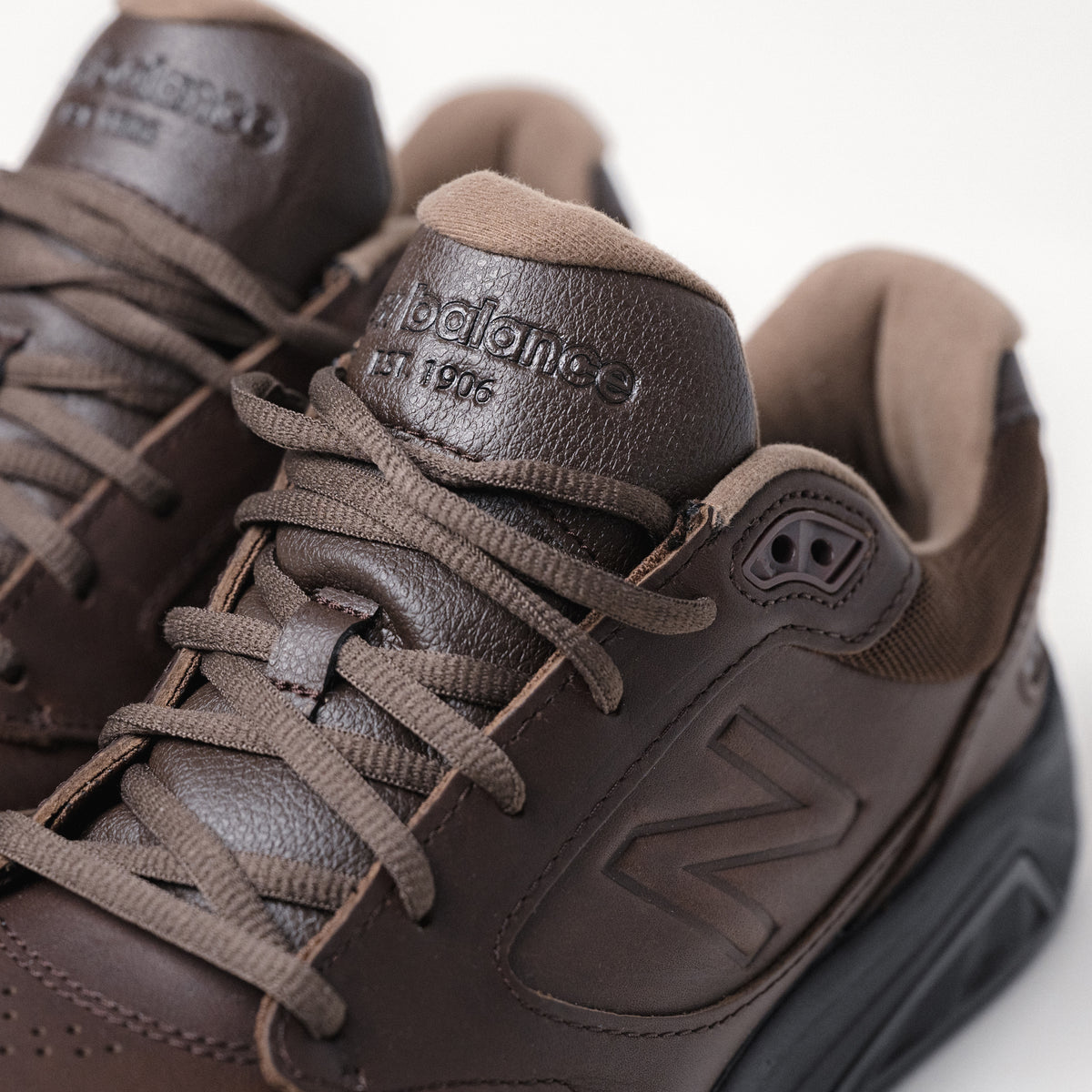 Detail view of the brown leather upper on the men's New Balance 928 V3, crafted for durability.