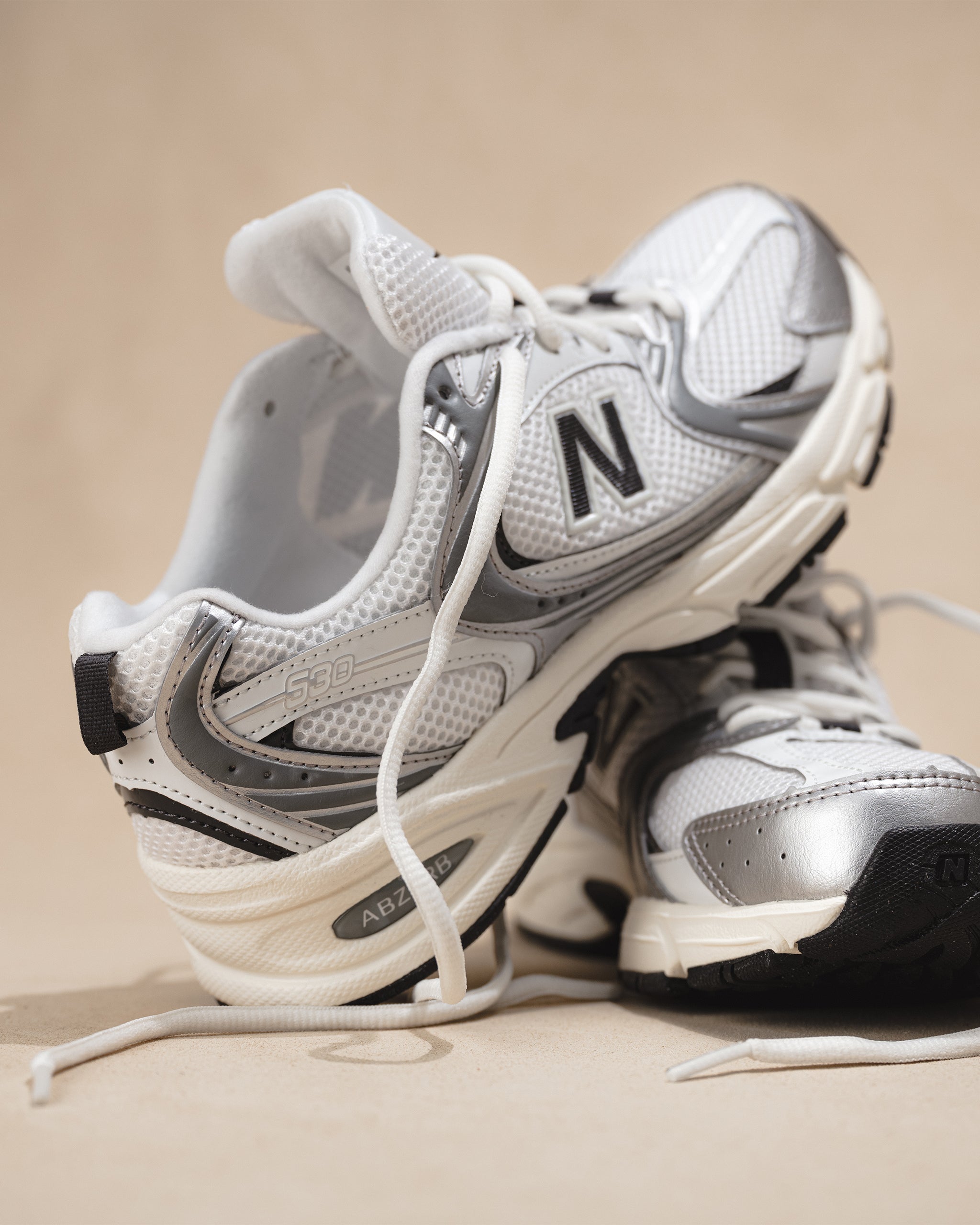 New Balance 5307イ卜 ·イビ一·シルバー New Balance 530 Sneaker – Silver Metallic/Black Cement | Plaza