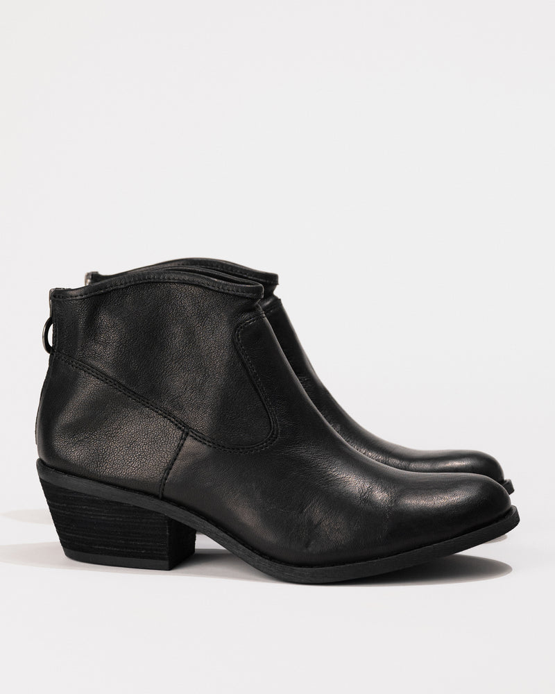 Profile of the Sofft Aisley bootie in Black Italian leather showing curved ankle shape and stacked heel.