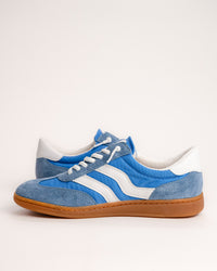 The Sofft Remmi in Blue is a fresh take on the classic retro runner, blending a vintage athletic silhouette with sophisticated, modern materials. Crafted from premium Italian suede with tonal nylon or fabric accents, this low-top sneaker features sporty contrast side stripes that give it an instant style refresh. It’s designed specifically for a lightweight feel, making it a go-to choice for transitioning your wardrobe into spring and summer.
