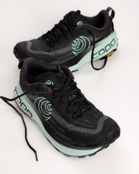 The Topo Vista is built for those who want to take on technical, rugged terrain without feeling the sting of the trail. As Topo’s premier max-cushion trail model, it features a high-stack 38mm x 33mm platform that provides a massive amount of underfoot protection. The rockered midsole design works in tandem with the plush ZipFoam™ compound to create a smooth, rolling transition that saves your legs during long-distance efforts and steep descents.