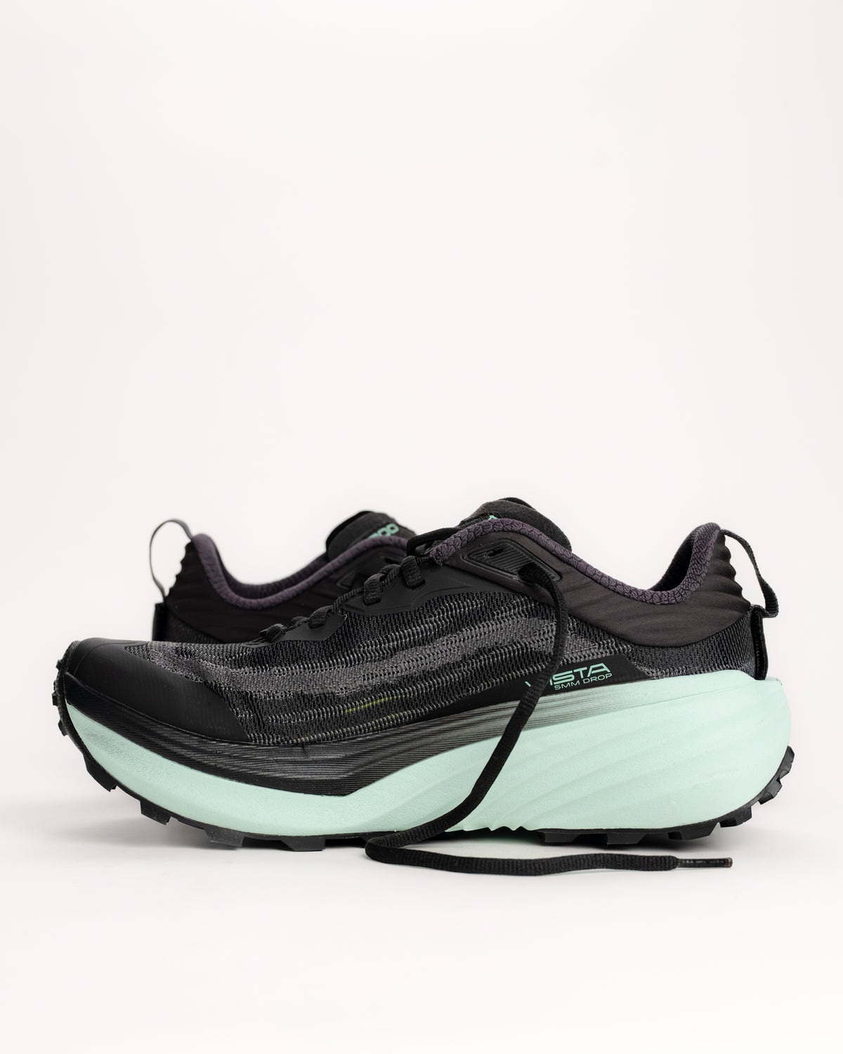 The Topo Vista is built for those who want to take on technical, rugged terrain without feeling the sting of the trail. As Topo’s premier max-cushion trail model, it features a high-stack 38mm x 33mm platform that provides a massive amount of underfoot protection. The rockered midsole design works in tandem with the plush ZipFoam™ compound to create a smooth, rolling transition that saves your legs during long-distance efforts and steep descents.