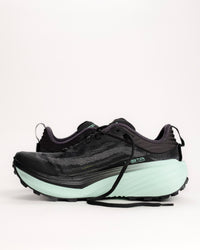 The Topo Vista is built for those who want to take on technical, rugged terrain without feeling the sting of the trail. As Topo’s premier max-cushion trail model, it features a high-stack 38mm x 33mm platform that provides a massive amount of underfoot protection. The rockered midsole design works in tandem with the plush ZipFoam™ compound to create a smooth, rolling transition that saves your legs during long-distance efforts and steep descents.