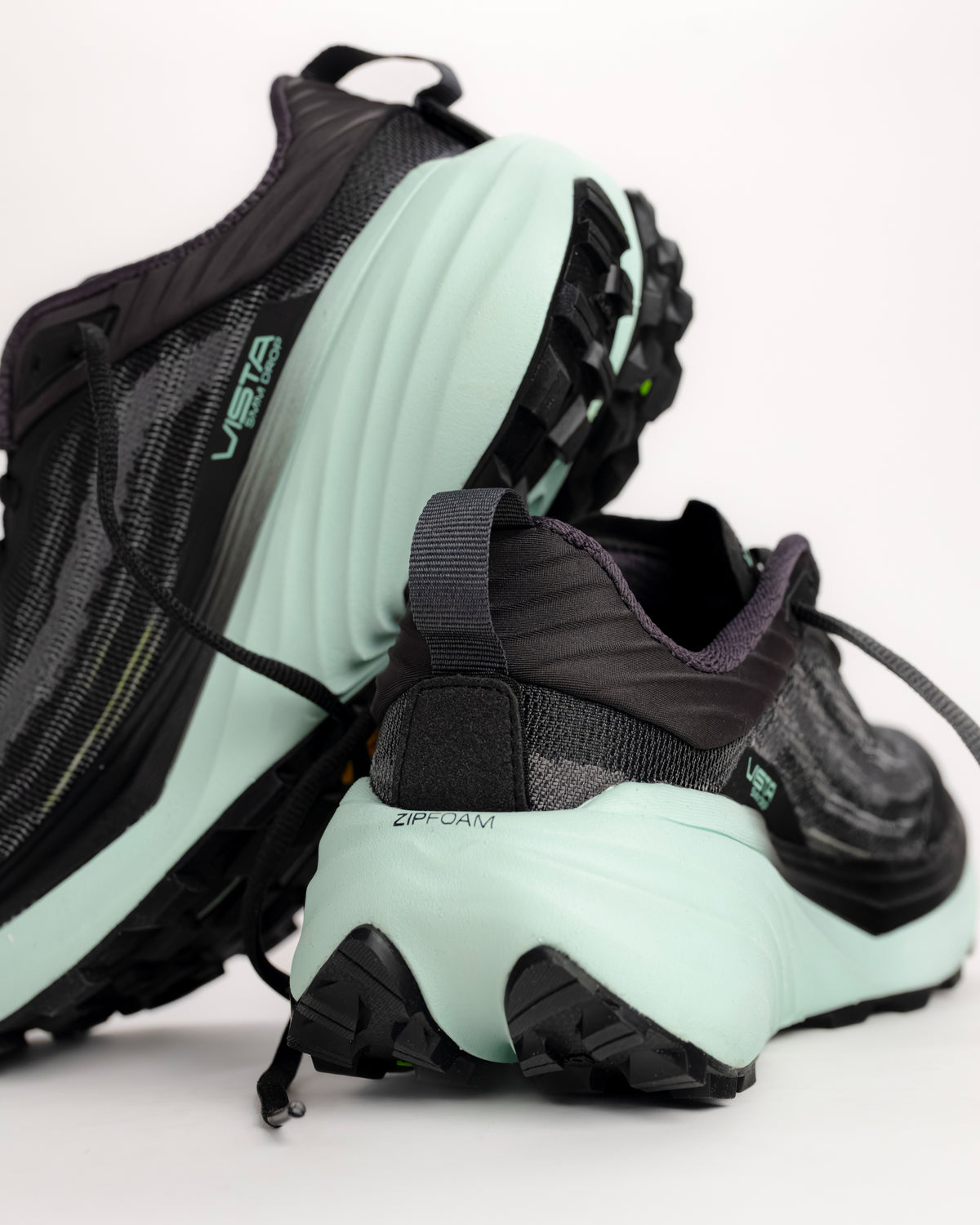 Designed with an anatomical focus, the Topo Vista features the signature roomy toe box that allows your feet to function naturally, providing better stability on uneven ground. To handle the grit of the trail, it’s equipped with a Vibram® Megagrip outsole featuring 4mm lugs for unparalleled traction on wet or loose surfaces. From the specialized FKT Insole that drains water quickly to the built-in gaiter attachments, every detail of this shoe is engineered for performance in demanding outdoor conditions.