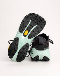 Designed with an anatomical focus, the Topo Vista features the signature roomy toe box that allows your feet to function naturally, providing better stability on uneven ground. To handle the grit of the trail, it’s equipped with a Vibram® Megagrip outsole featuring 4mm lugs for unparalleled traction on wet or loose surfaces. From the specialized FKT Insole that drains water quickly to the built-in gaiter attachments, every detail of this shoe is engineered for performance in demanding outdoor conditions.