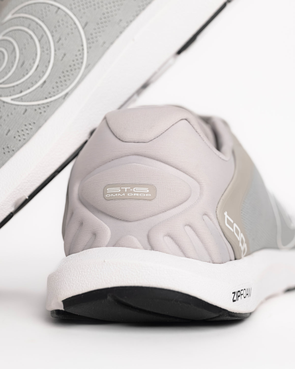 Collapsible heel on the women's Topo ST-6 is built for the runner who prefers a "less is more" approach. It’s the most minimalist model in Topo’s road lineup, sitting on a low-profile 14mm platform with absolutely zero drop from heel to toe. This design is all about promoting a natural, grounded gait while providing just enough ZipFoam™ cushioning to take the sting out of the pavement. If you’re looking for a shoe that lets your foot move exactly how it was meant to, this is a top contender.