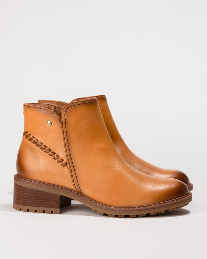 Full side profile of the Pikolinos Medina ankle boot highlighting smooth calfskin leather upper.