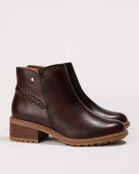 Full side profile of the Pikolinos Medina ankle boot highlighting smooth calfskin leather upper.