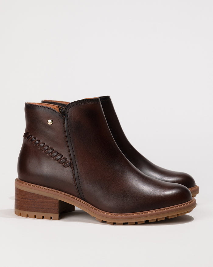 Full side profile of the Pikolinos Medina ankle boot highlighting smooth calfskin leather upper.