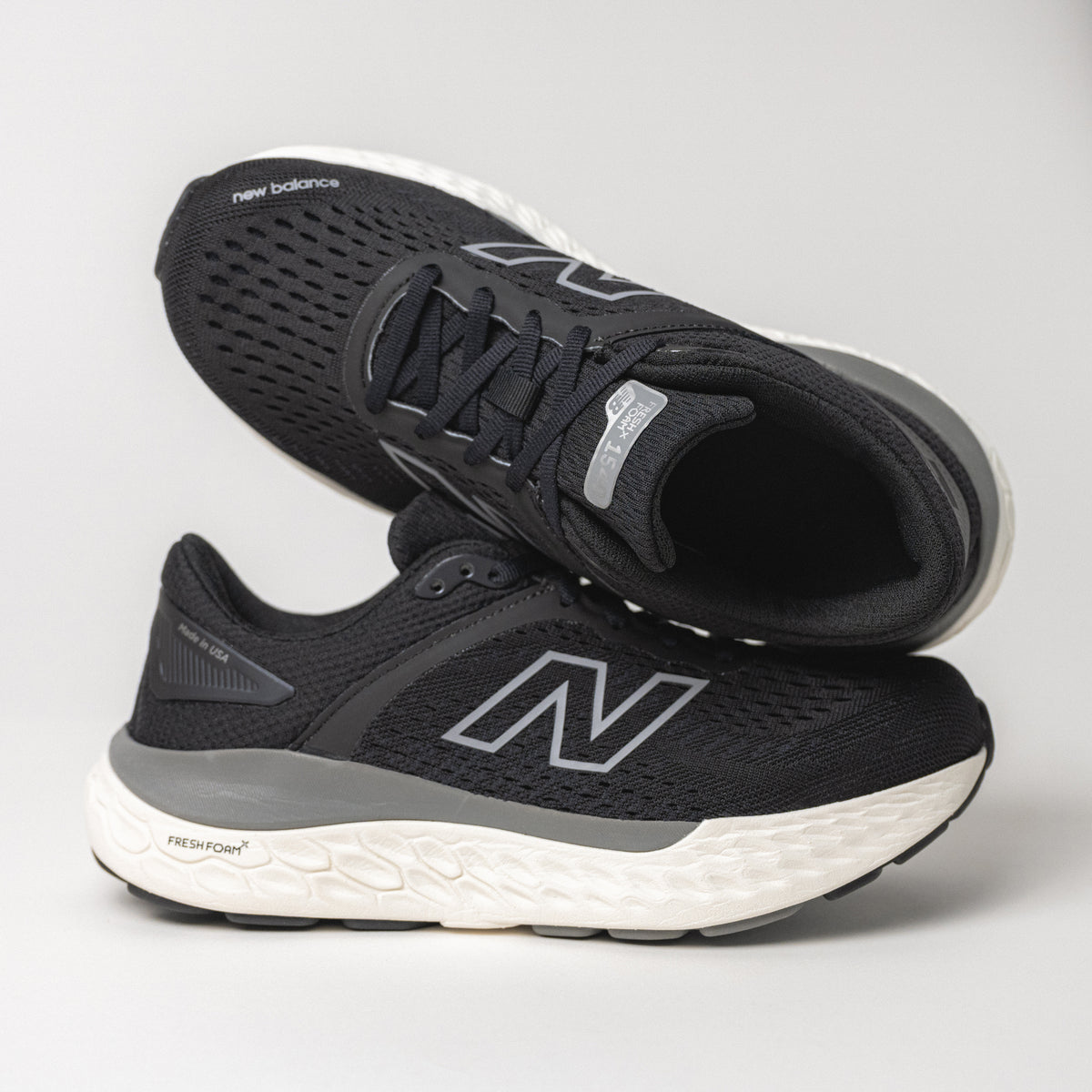 Close-up of the Fresh Foam X midsole cushioning and premium construction of the Women's New Balance 1540 V4.