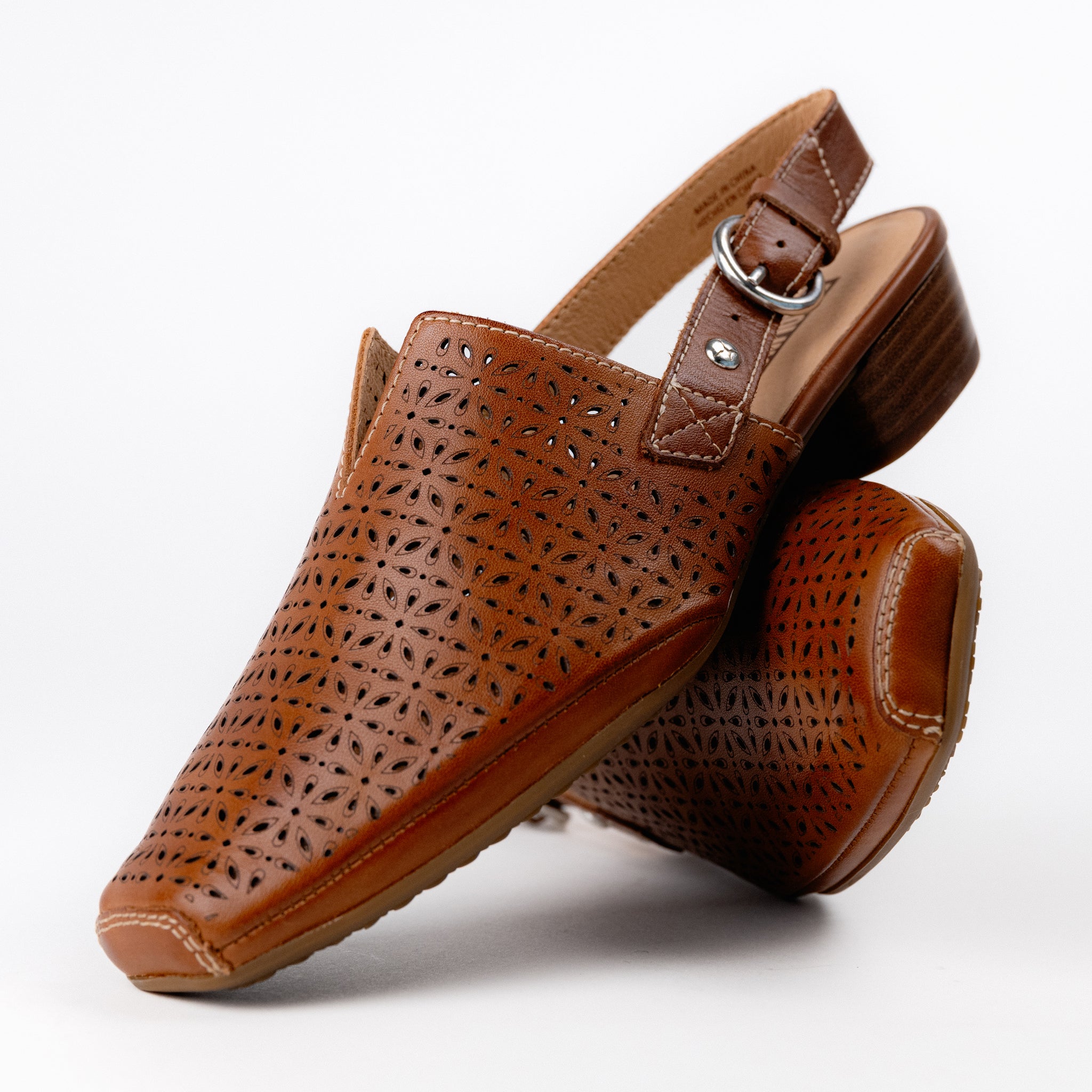 pairscassina 革オットマン Pikolinos Alameda Slingback Perforated Leather Flat Shoe in Brandy