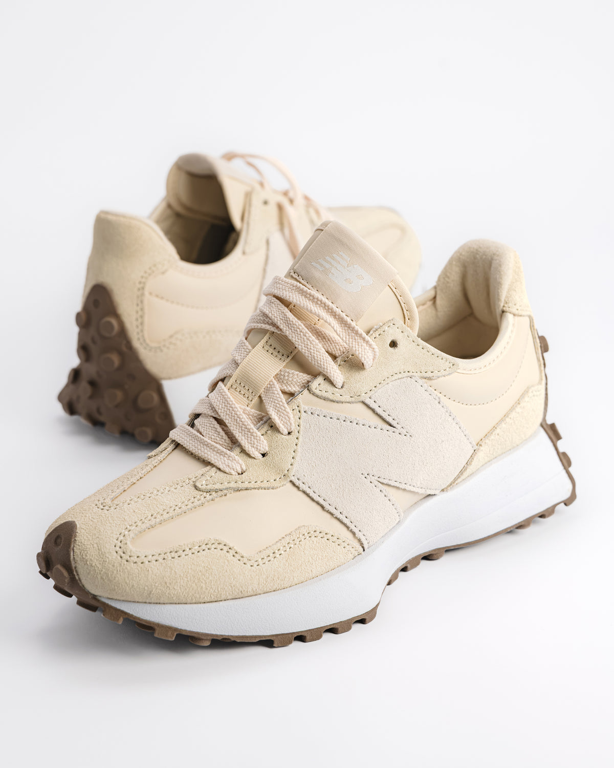 Iconic New Balance 327 V1 Sneaker in Linen / Angora - W327SUA
Tan