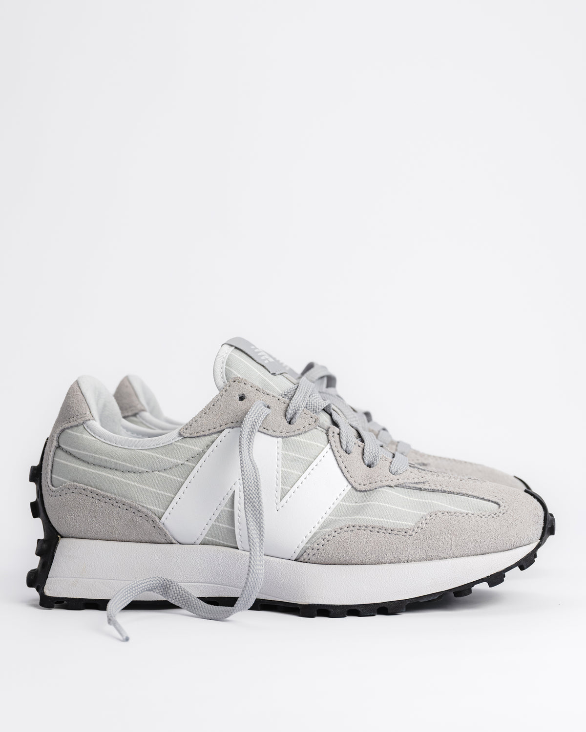 Iconic New Balance 327 V1 Sneaker in Raincloud / White - Gray W327TWA