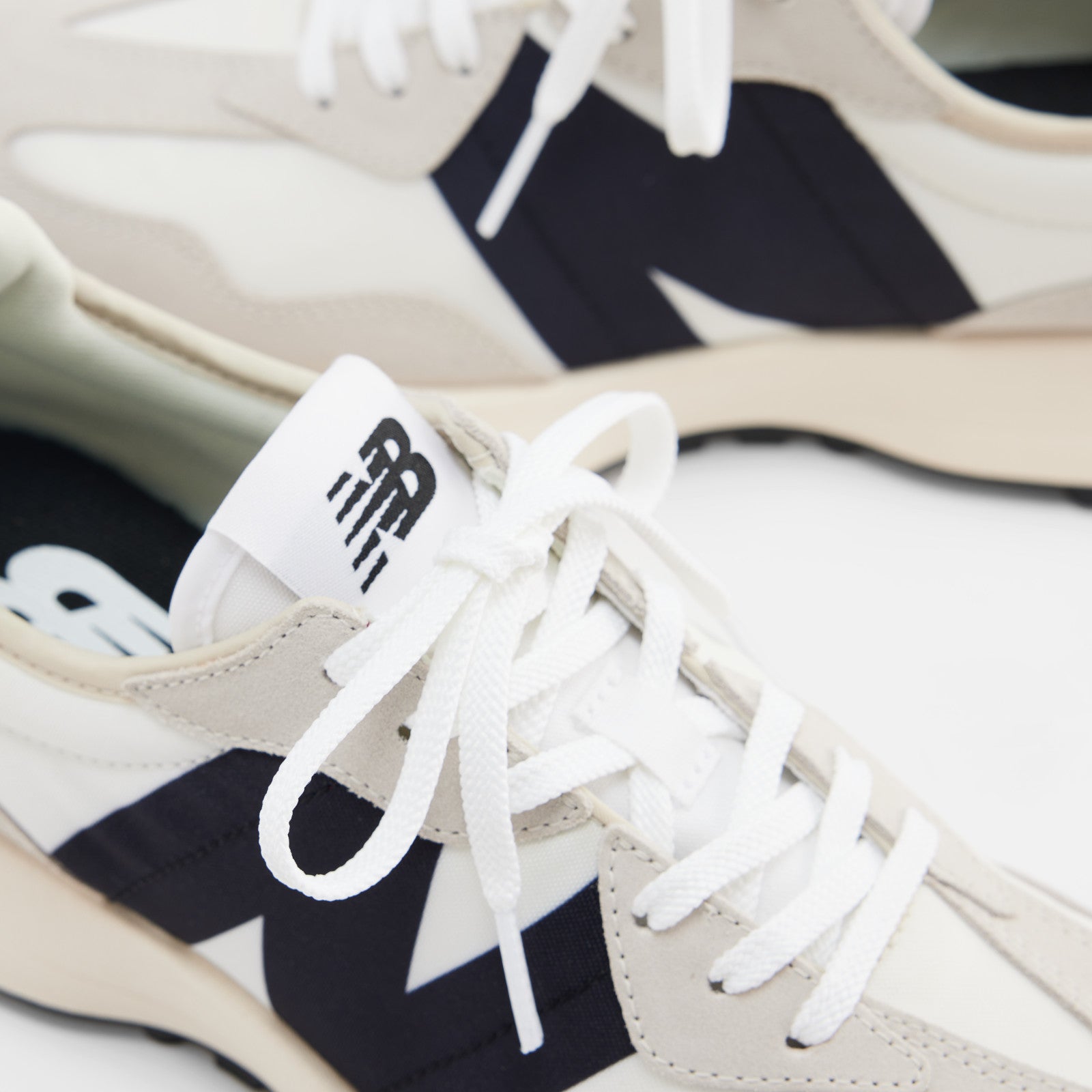 【美品】正規品 ニューバランス327 RA SEASALT New Balance Women's 327 Sea Salt with White and Black