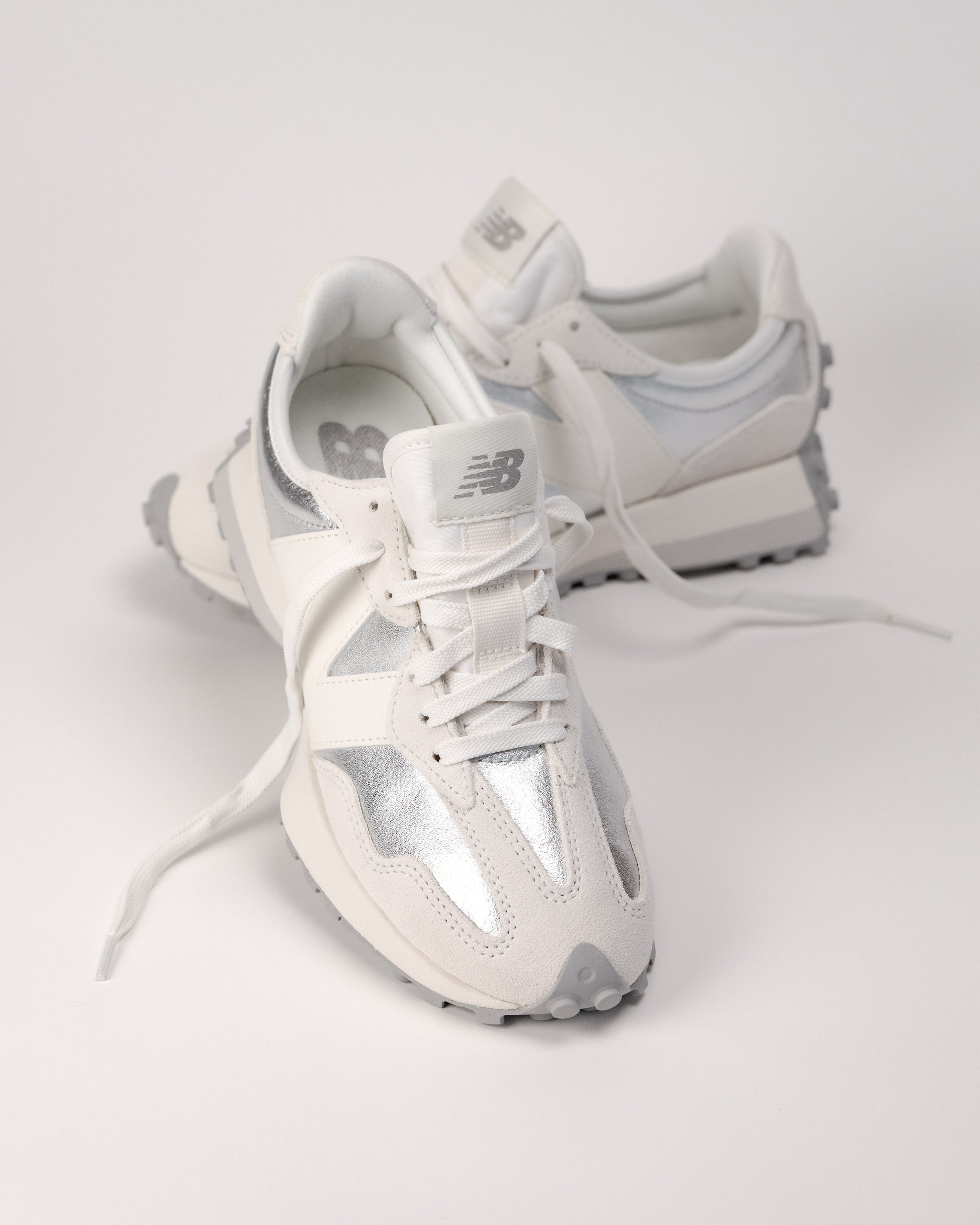 New Balance ホワイト/シルバー New Balance 327 V1 Women's – Retro Silver Metallic Sneaker – Plaza